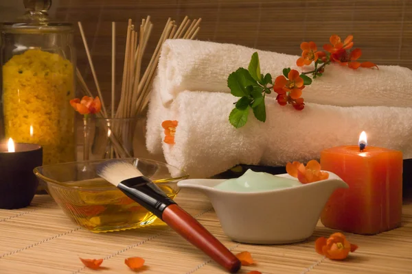 Spa natürmort çiçek, mum, Masaj yağı.