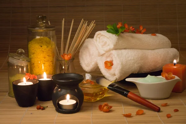 Spa natürmort çiçek, mum, havlu ile