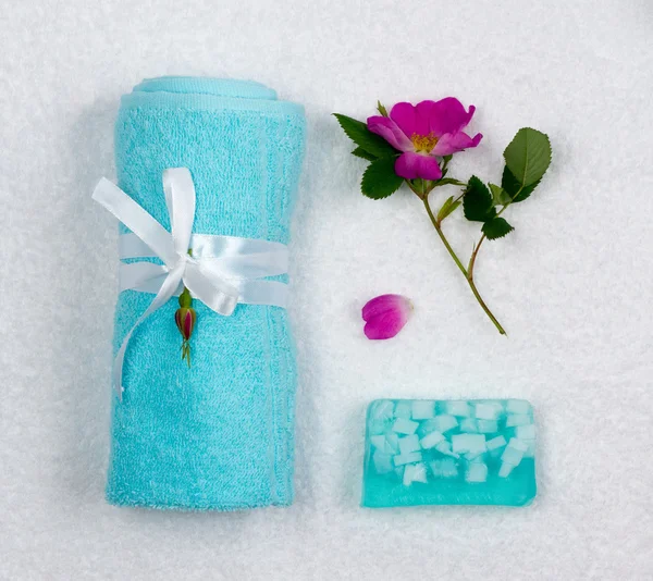  Natürmort. Banyo havlusu örgü, çiçek ile bağlı. El yapımı Sabun.
