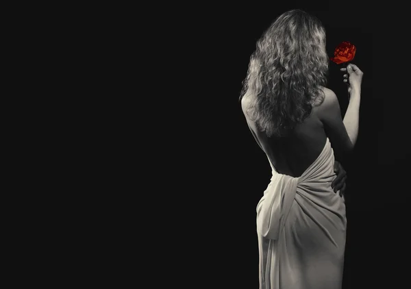Kırmızı çiçekli kız. Siyah ve beyaz fotoğraf. Arka plan