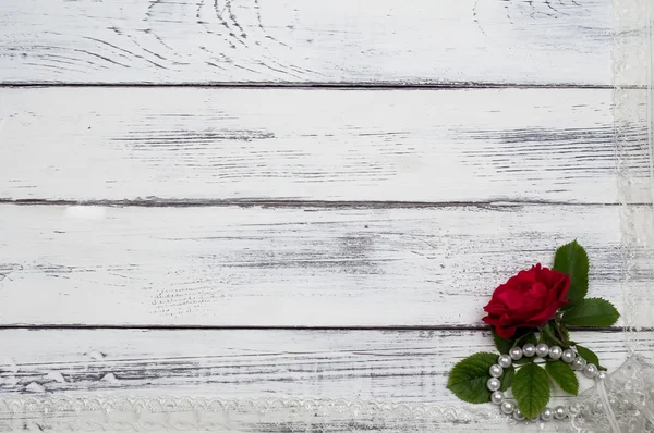 Dantel ve inciler ile eski tahta üzerinde gül yalan