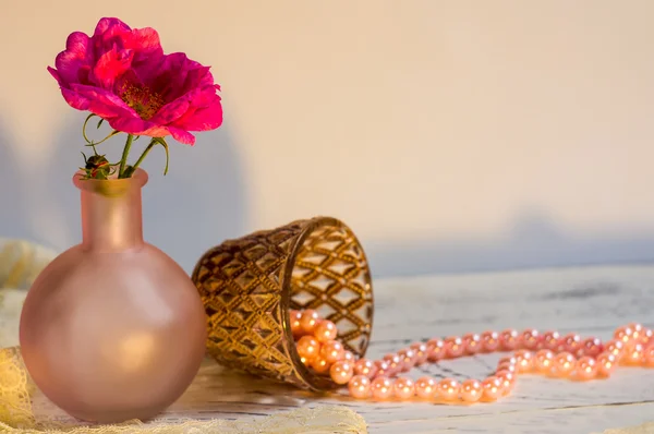 Natürmort yabani gül ve inciler