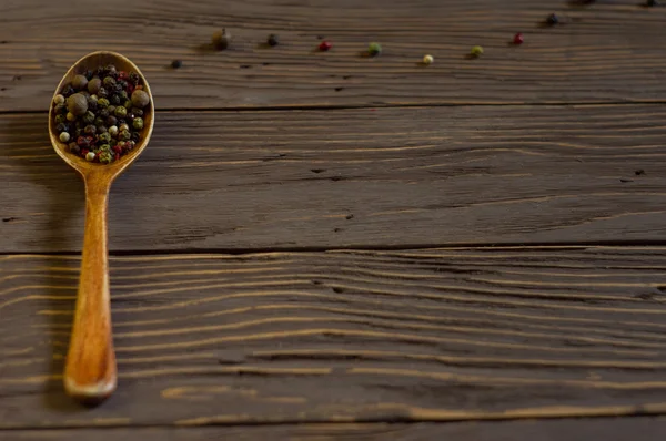 Tahta kaşıkla renkli biber kurullarında yalan