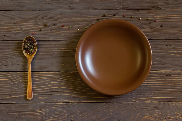 Renkli biber tahta kaşıkla yanındaki boş levha kurullarında yatıyor