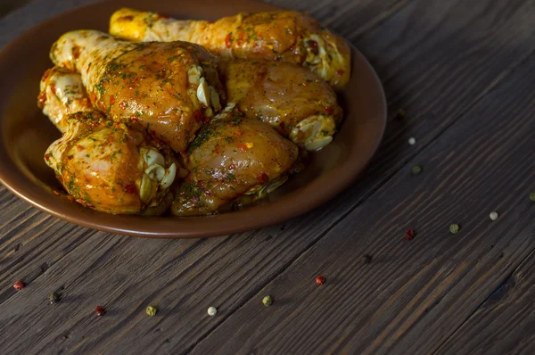 Çiğ tavuk budu baharat yalan bir tepside ile kaplı. Biber renk