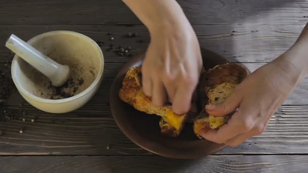 Mãos femininas frango marinado — Vídeo de Stock