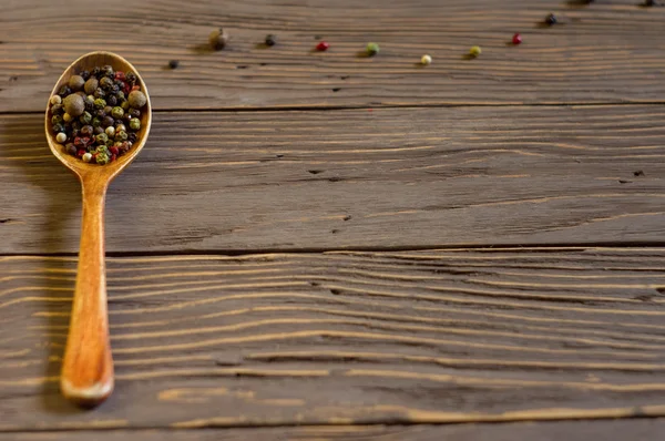 Tahta kaşıkla renkli biber kurullarında yalan