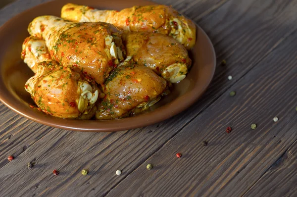 Çiğ tavuk budu baharat yalan bir tepside ile kaplı. Biber renk