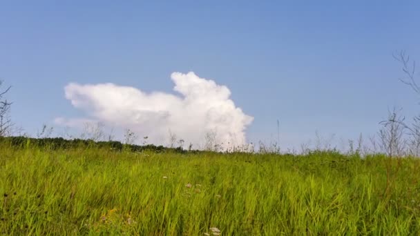 Time Lapse. A nuvem flutua abaixo da colina . — Vídeo de Stock