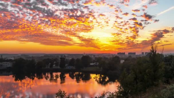 Nubes sobre el lago en la luz del atardecer — Vídeos de Stock