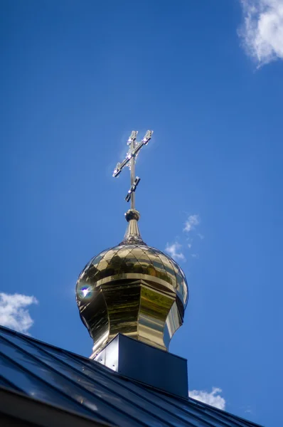 Mavi gökyüzü karşı güneşte parlayan çapraz Ortodoks