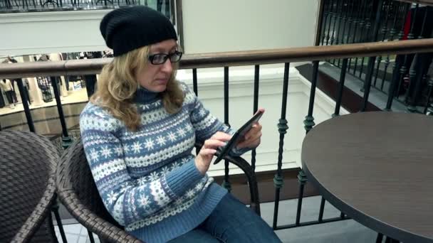 Hipster femme utilise la tablette . — Video