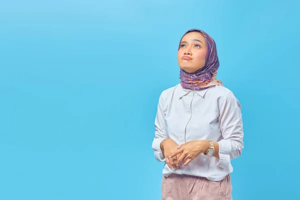 Retrato Mulher Asiática Infeliz Olhando Para Cima Fundo Azul — Fotografia de Stock