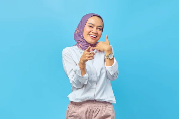 Bella Donna Asiatica Sorridente Fare Chiamata Gesto Con Mano Indicando — Foto Stock