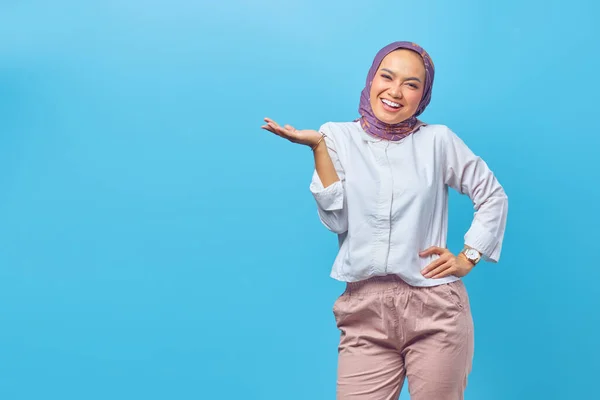 Portré Ázsiai Boldog Fiatal Mosolyog Vidám Nézi Kamera Elszigetelt Kék — Stock Fotó