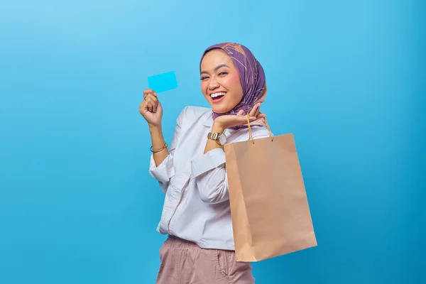 Retrato Una Mujer Alegre Sosteniendo Bolsas Compras Tarjeta Crédito Aislada —  Fotos de Stock