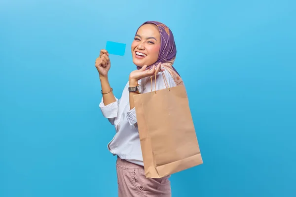 Boldog Izgatott Vásárló Akinek Van Hitelkártyája Táskák Mosolygás — Stock Fotó