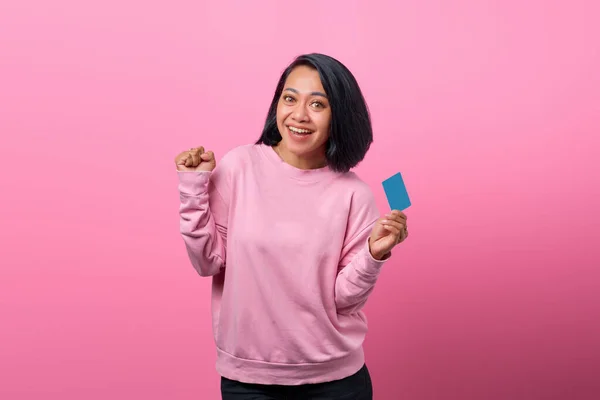 Retrato Bela Jovem Mulher Asiática Sorriso Com Cartão Crédito — Fotografia de Stock