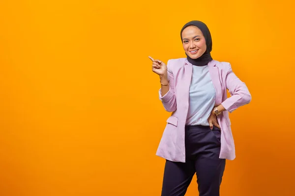 Retrato Alegre Atraente Ásia Mulher Apontando Dedo Vazio Espaço — Fotografia de Stock