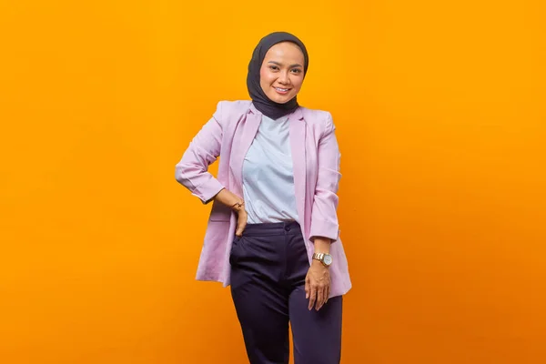 Retrato Felicidade Mulher Asiática Com Rosto Sorridente Sobre Fundo Amarelo — Fotografia de Stock