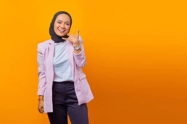 Güzel Asyalı Kadın Gülümsüyor Sarı Arka Planda Yapımı Bir Jest — Stok fotoğraf