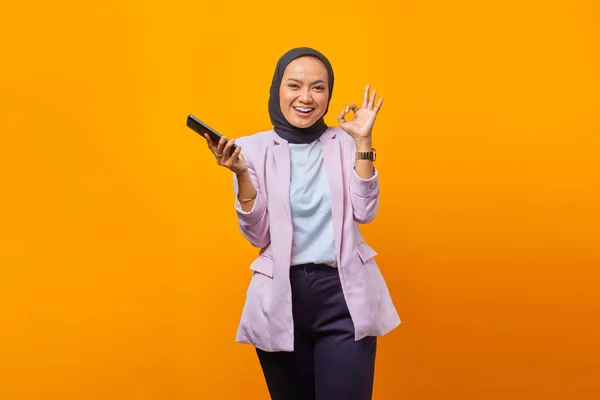 Neşeli Asyalı Kadın Akıllı Telefon Boş Ekranı Gösteriyor Sarı Arkaplanda — Stok fotoğraf