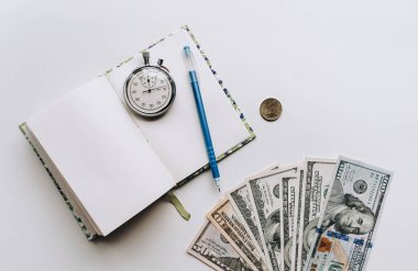 Hızlı para zamanı. Dolar ve defter, kalem ve saat. Tefeci, kredi, mevduat kavramı.