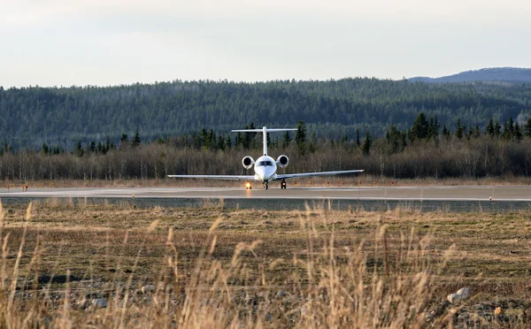 uçak pist üzerinde