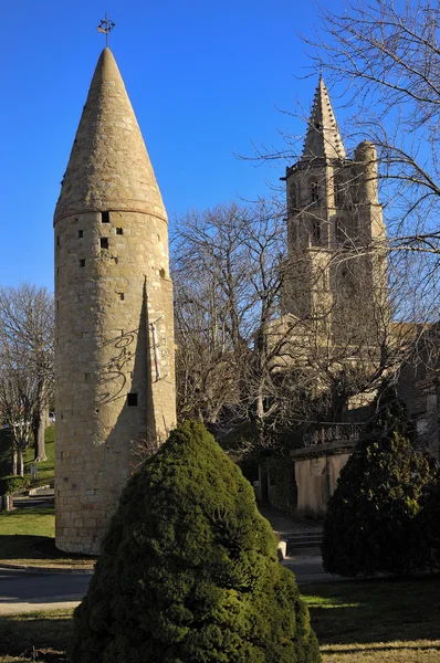 Башня и Notredame des Miracle, Avignonet-Lauragais, Миди-Пиренеи, Франция — стоковое фото