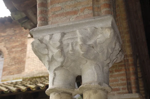 Sculpturen in de Klooster kerk van Jakobijnen in Toulouse, Frankrijk — Stockfoto