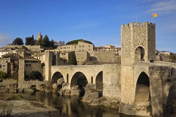 마을의 Besalu 라 Garrotxa, 지로 나, 스페인에에서는 중세 교량 — 스톡 사진
