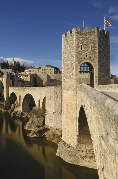 Ponte medievale un villaggio di Besalu a La Garrotxa, Girona, Spagna — Foto Stock