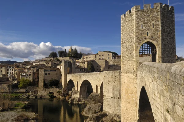 Ponte medievale un villaggio di Besalu a La Garrotxa, Girona, Spagna — Foto Stock