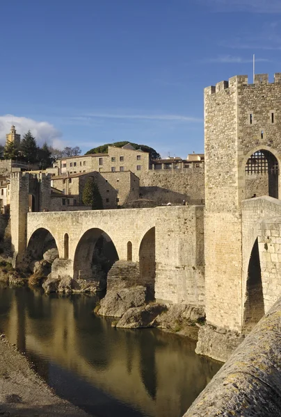 Puente medieval un pueblo de Besalu en La Garrotxa, Girona, España — Foto de Stock
