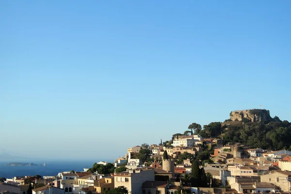 Pueblo de Begur, islas Medas en el fondo, Costa Brava, G —  Fotos de Stock