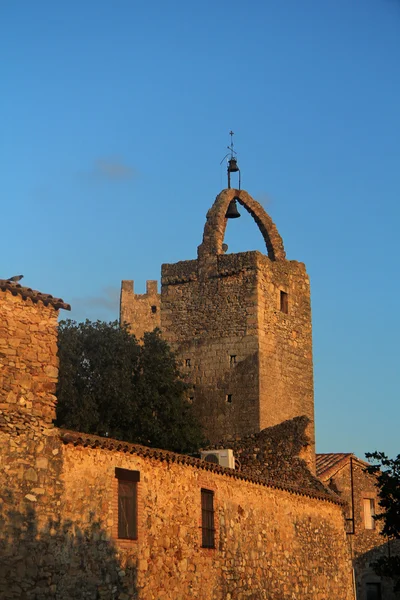 タワーと、中世の村の都市、Baix エンポルダ ・ ジローナ、スペインの壁 — ストック写真