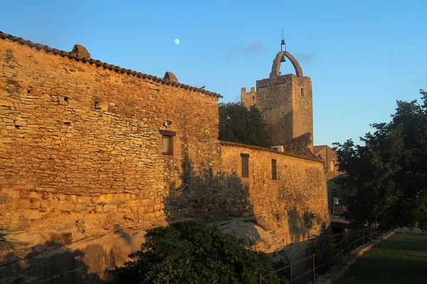 -Torony és a falak egy középkori falu, Peratallada, Baix Emporda, Girona, Spanyolország — Stock Fotó