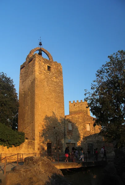西班牙吉罗纳, Baix Emporda, 一个中世纪村庄 Peratallada 的塔楼和墙壁 — 图库照片