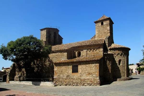Ullastret, церква Sant Pere Жирони, Іспанія — стокове фото