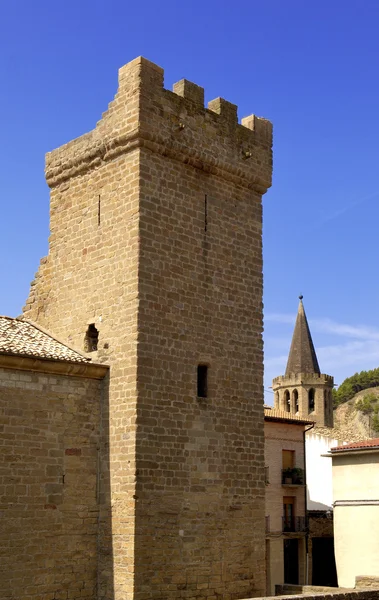 Castillo de los Príncipes de Viana e Iglesia de Santa Maria la Real en Sanguesa, Navarra, España — Foto de Stock