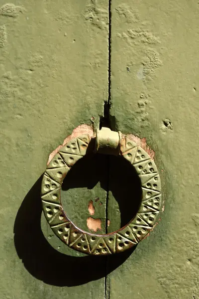 Old doorknob and green wood — Stock Photo, Image