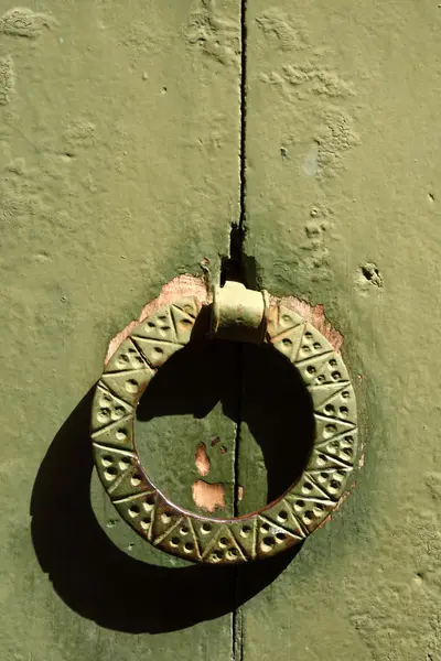 Vieille poignée de porte et bois vert — Photo