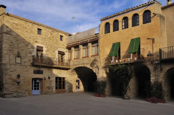 Náměstí středověké vesnice Peratallada, Alt Emporda, Costa Brava, Girona provincie, Katalánsko, Španělsko — Stock fotografie