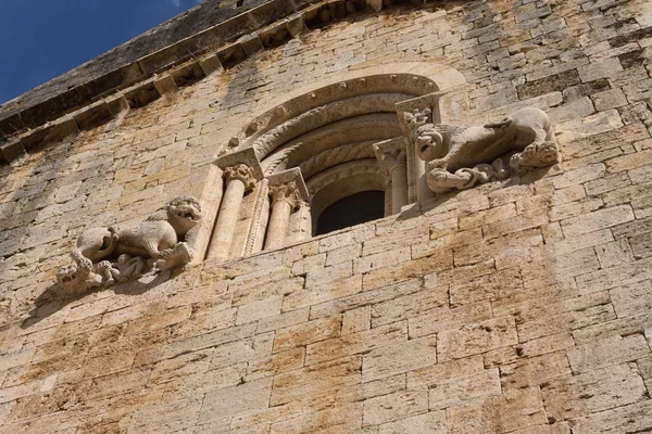 Sant Pere Besalu Romanesk Manastırı cephesinde heykeller,