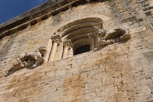 Esculturas en la fachada del monasterio románico de Sant Pere Besalu , — Foto de Stock