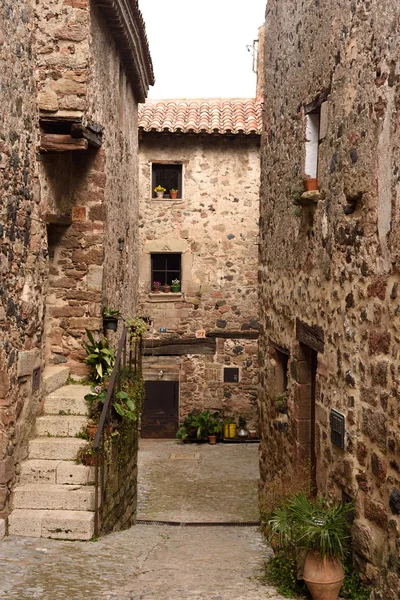 Calles del pueblo medieval de Santa Pau, Garrotxa, provincia de Girona, Cataluña, España — Foto de Stock