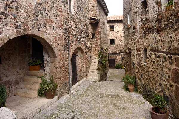 Calles del pueblo medieval de Santa Pau, Garrotxa, provincia de Girona, Cataluña, España — Foto de Stock