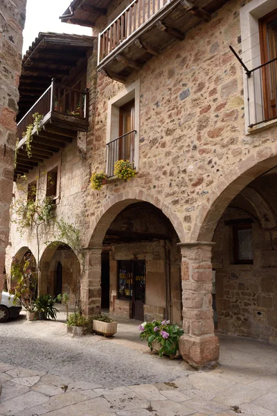 Plaza de Els Valls, Santa Pau, provincia de Girona, España —  Fotos de Stock