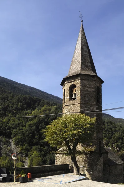 Igreja da aldeia Aubert, Aran Valley, província de Lleida, pirinéus, Espanha — Fotografia de Stock
