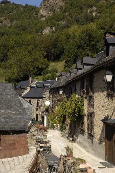 Villaggio di Begos, valle dell'Aran, montagna delle Pirene, provincia di Lleida, Spagna — Foto Stock